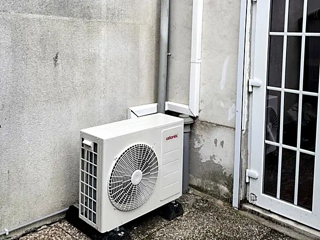 Atlantic hybride buitenunit op een achterterras in Den Haag