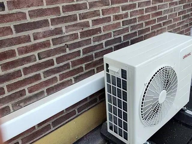 Atlantic Aurea hybride buitenunit tegen de gevel van een woning in Kerkrade