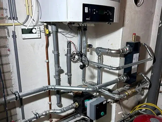 Technische ruimte in Sittard met een Remeha Effenca-installatie en stalen verdeling