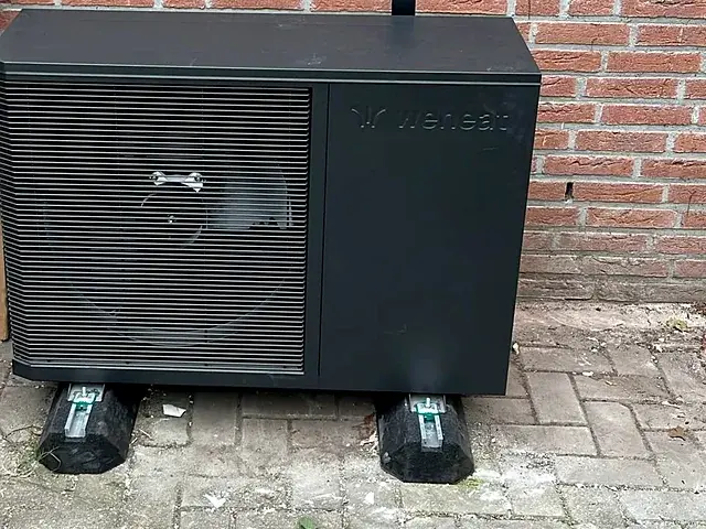 Weheat Flint P40 hybride buitenunit naast een woning in Enschede